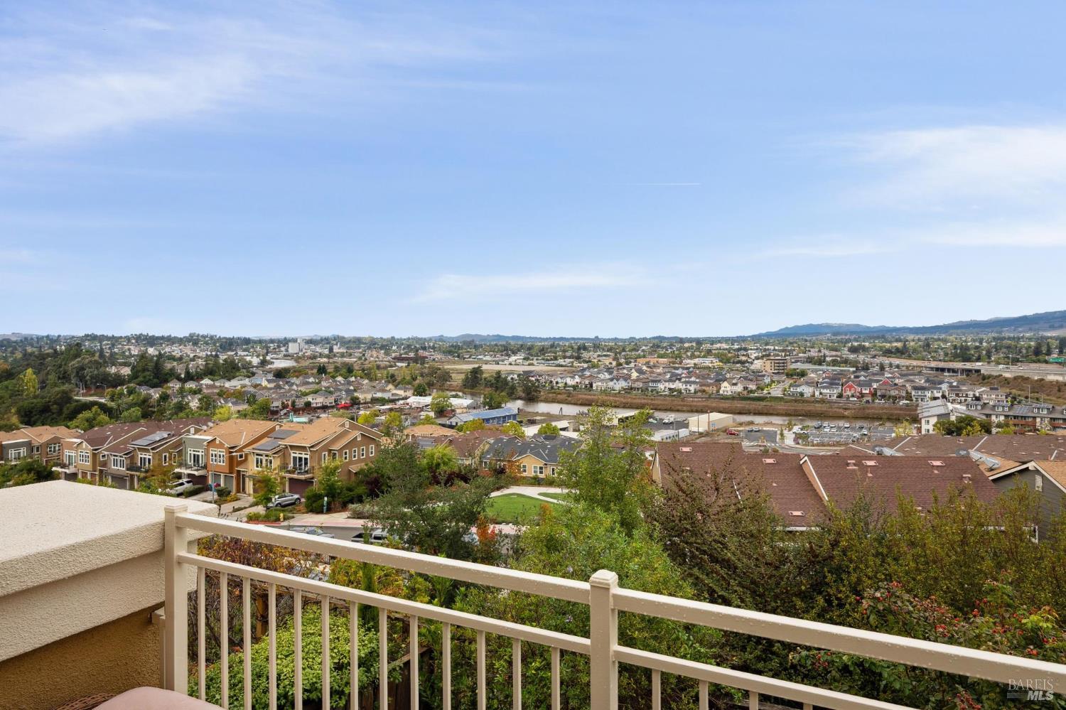 Detail Gallery Image 2 of 36 For 303 Jacquelyn Ln, Petaluma,  CA 94952 - 3 Beds | 2/1 Baths