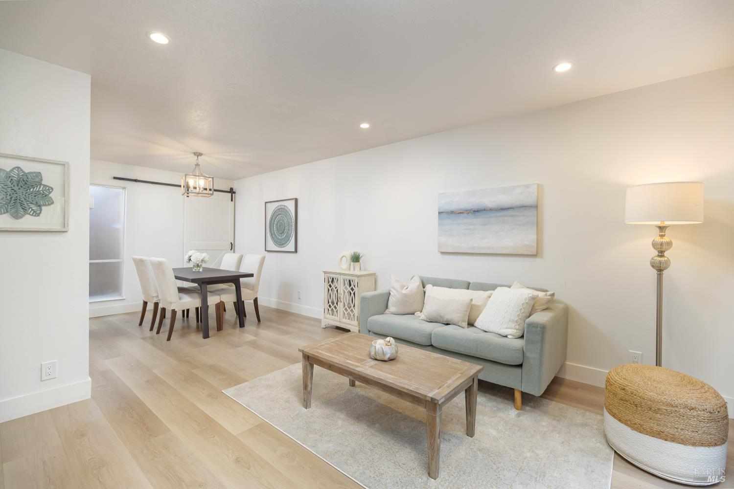 Detail Gallery Image 3 of 28 For 71 Roundtree Blvd, San Rafael,  CA 94903 - 2 Beds | 1/1 Baths