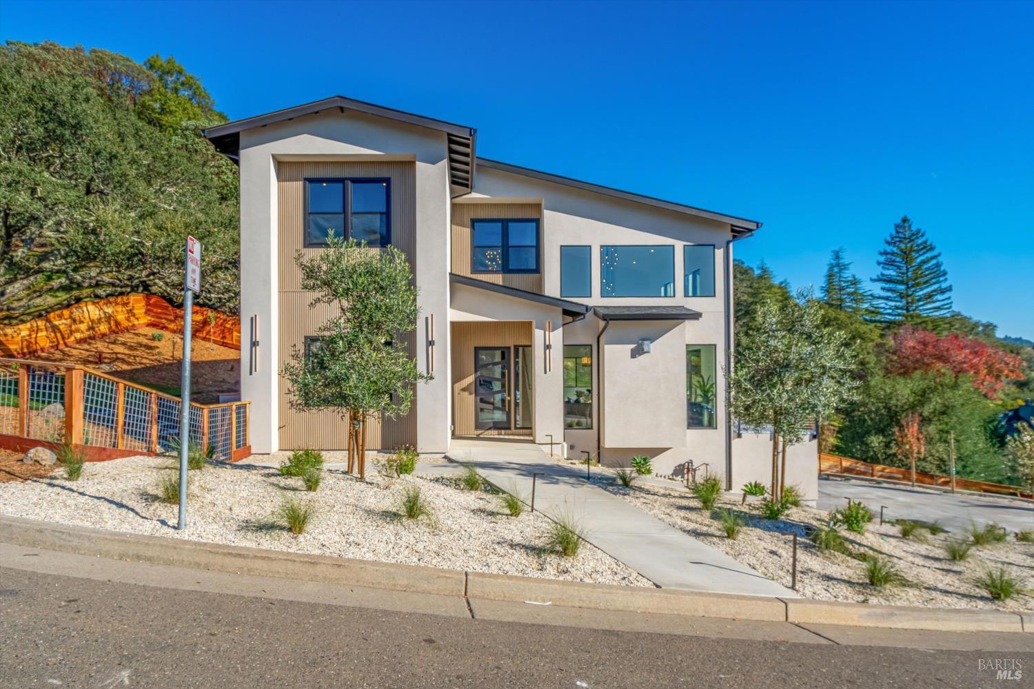 Detail Gallery Image 4 of 99 For 1580 Clear Ridge Dr, Healdsburg,  CA 95448 - 4 Beds | 4/1 Baths