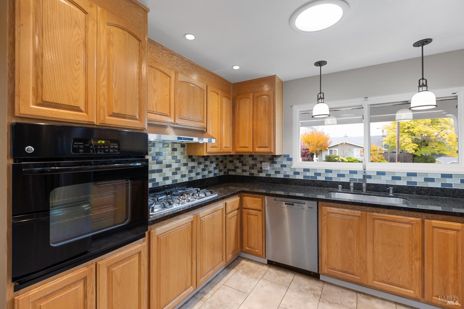 Detail Gallery Image 11 of 58 For 700 Tamarack Dr, San Rafael,  CA 94903 - 3 Beds | 2 Baths