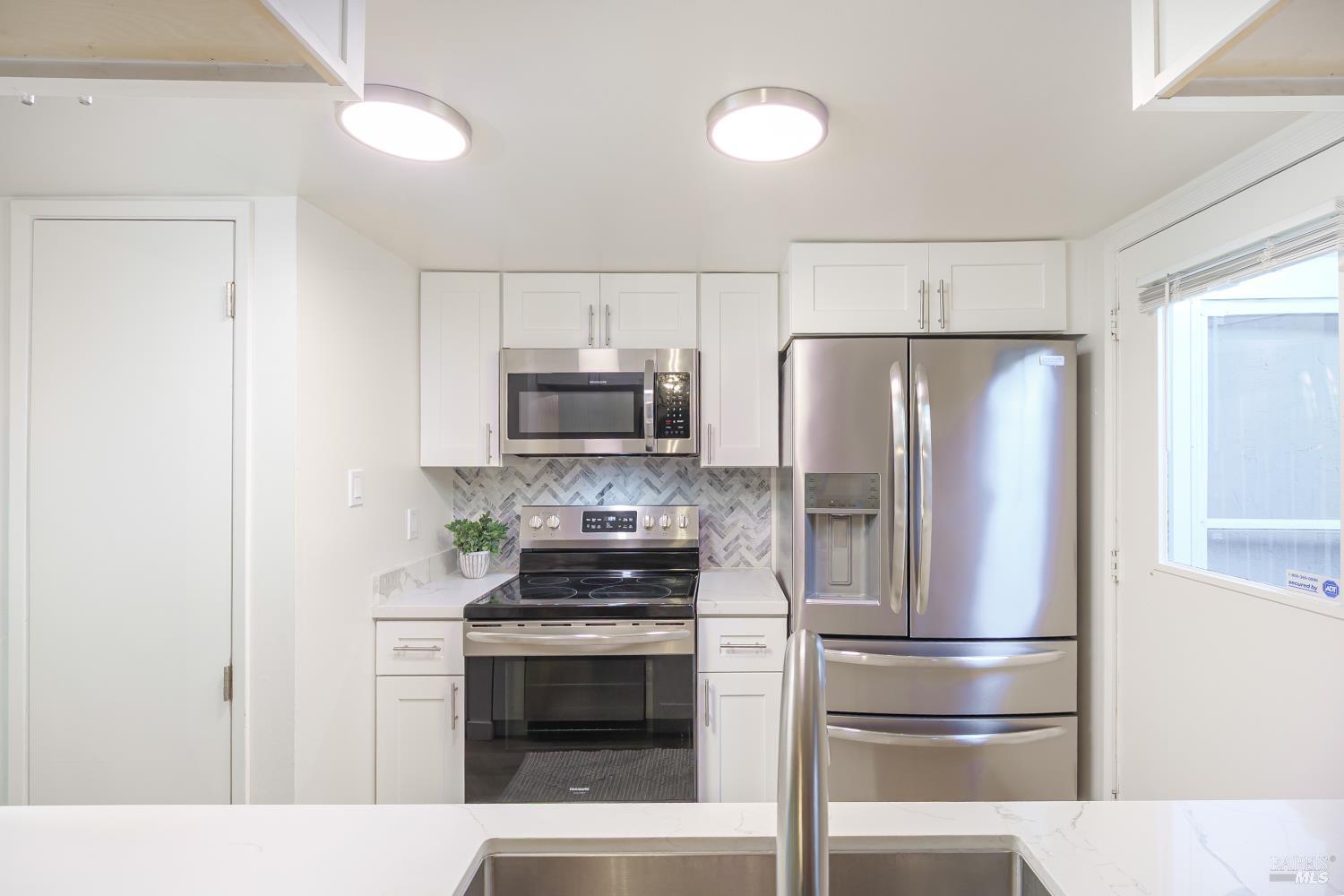 Detail Gallery Image 9 of 28 For 71 Roundtree Blvd, San Rafael,  CA 94903 - 2 Beds | 1/1 Baths