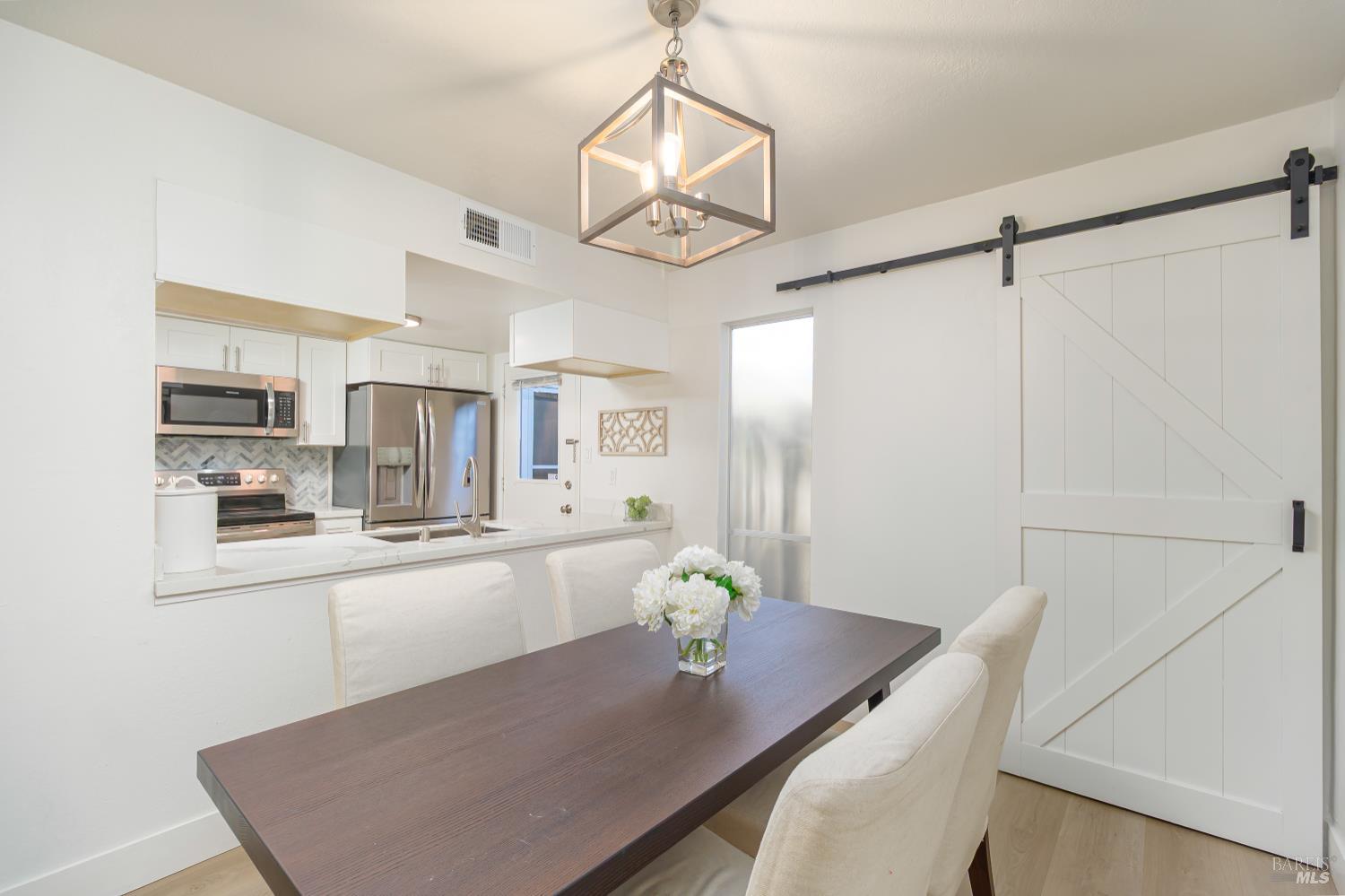 Detail Gallery Image 6 of 28 For 71 Roundtree Blvd, San Rafael,  CA 94903 - 2 Beds | 1/1 Baths