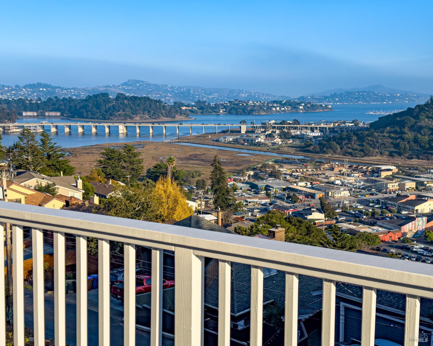 Detail Gallery Image 3 of 51 For 213 Cleveland Ct, Mill Valley,  CA 94941 - 2 Beds | 2 Baths