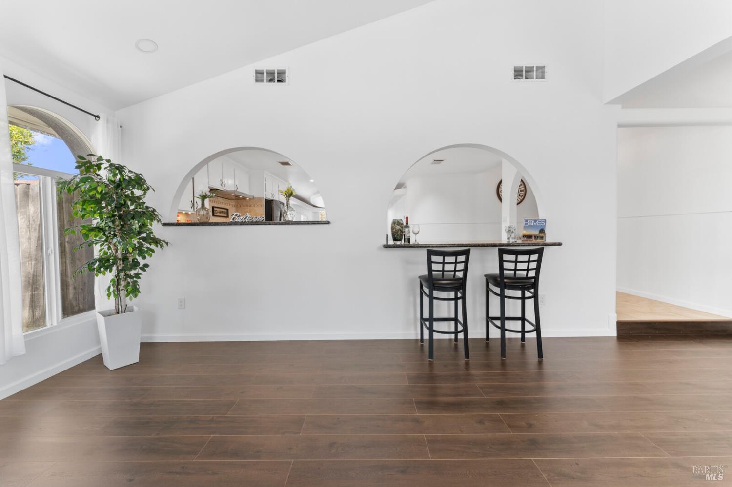 Detail Gallery Image 6 of 71 For 1649 California Dr, Vacaville,  CA 95687 - 5 Beds | 2/1 Baths