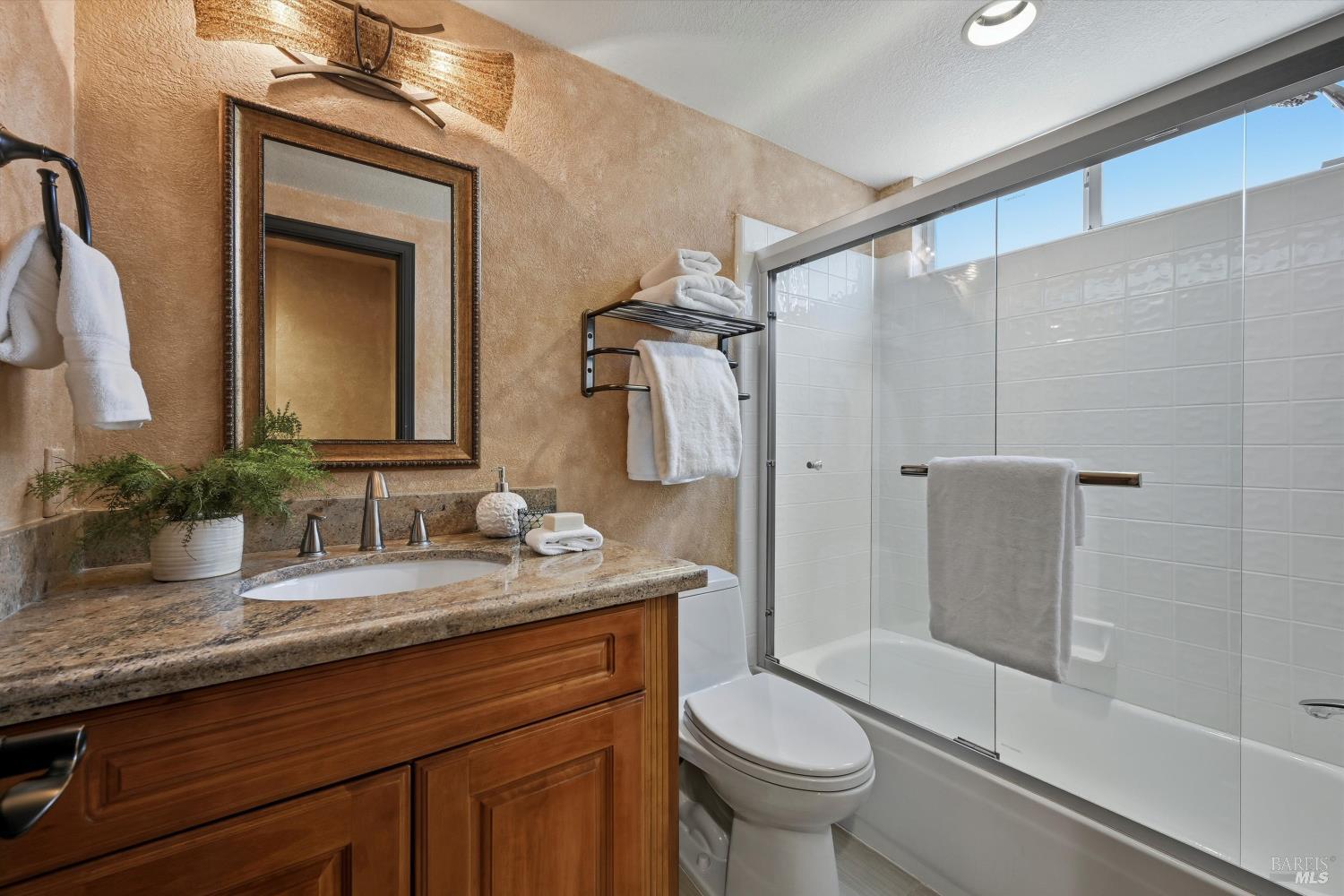 Detail Gallery Image 25 of 53 For 28 S Newport Dr, Napa,  CA 94559 - 5 Beds | 3 Baths