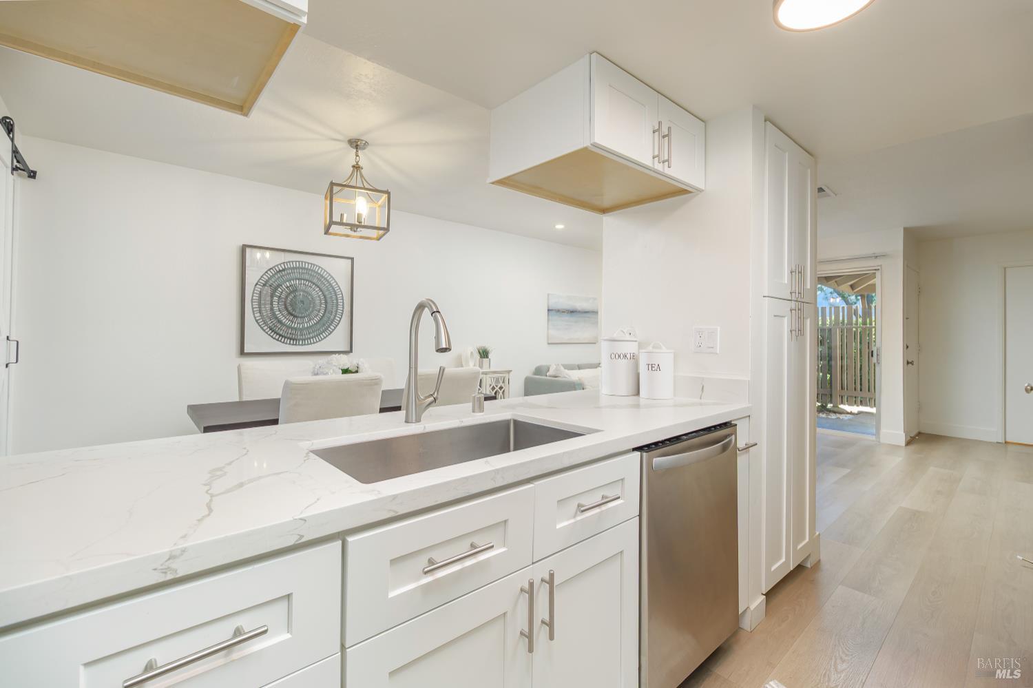 Detail Gallery Image 10 of 28 For 71 Roundtree Blvd, San Rafael,  CA 94903 - 2 Beds | 1/1 Baths