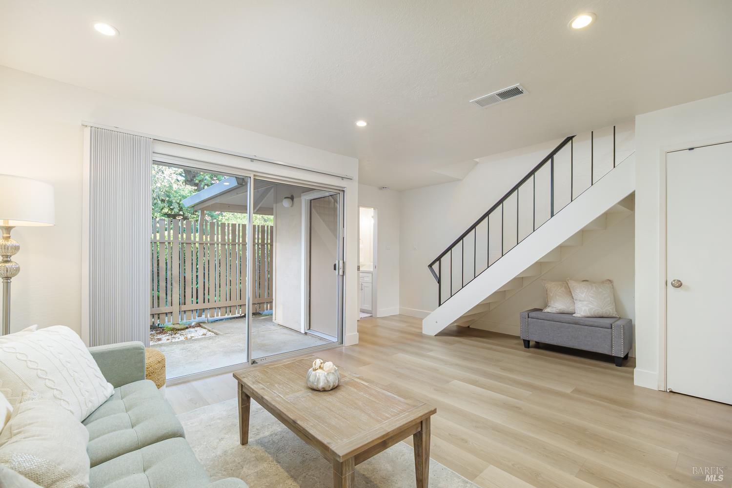 Detail Gallery Image 2 of 28 For 71 Roundtree Blvd, San Rafael,  CA 94903 - 2 Beds | 1/1 Baths