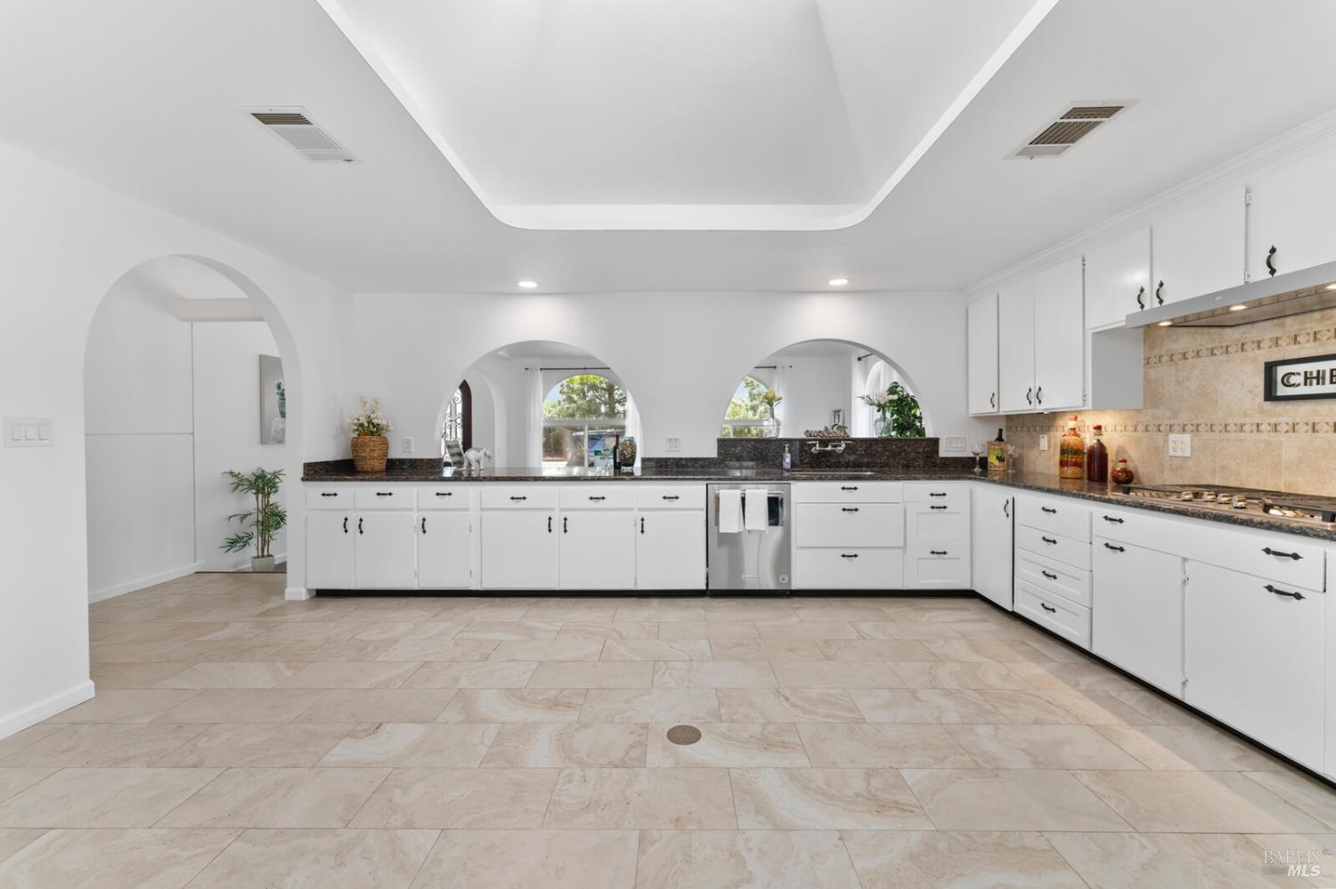 Detail Gallery Image 13 of 71 For 1649 California Dr, Vacaville,  CA 95687 - 5 Beds | 2/1 Baths