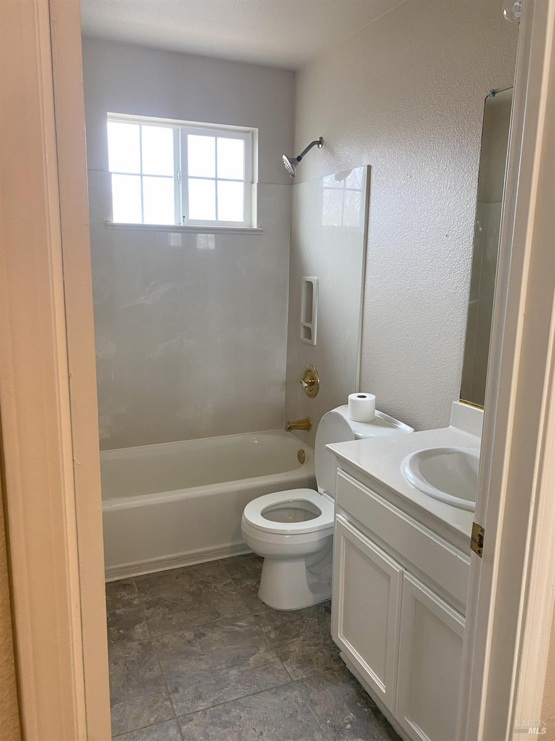 Detail Gallery Image 9 of 15 For 702 Daniels Ave, Vallejo,  CA 94590 - 5 Beds | 2/1 Baths