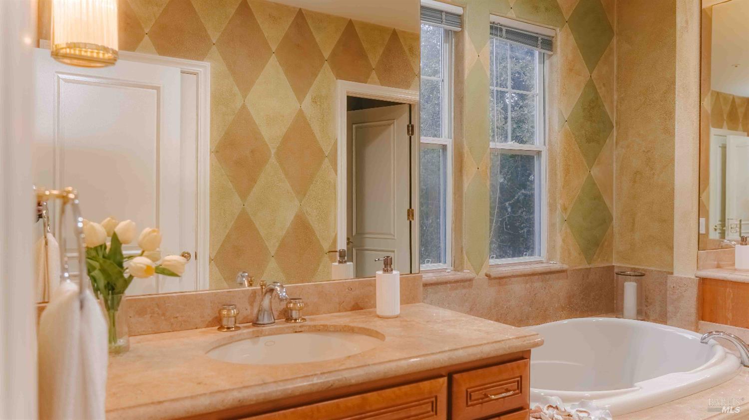 Detail Gallery Image 14 of 74 For 6 Leona Dr, San Rafael,  CA 94903 - 4 Beds | 3/1 Baths