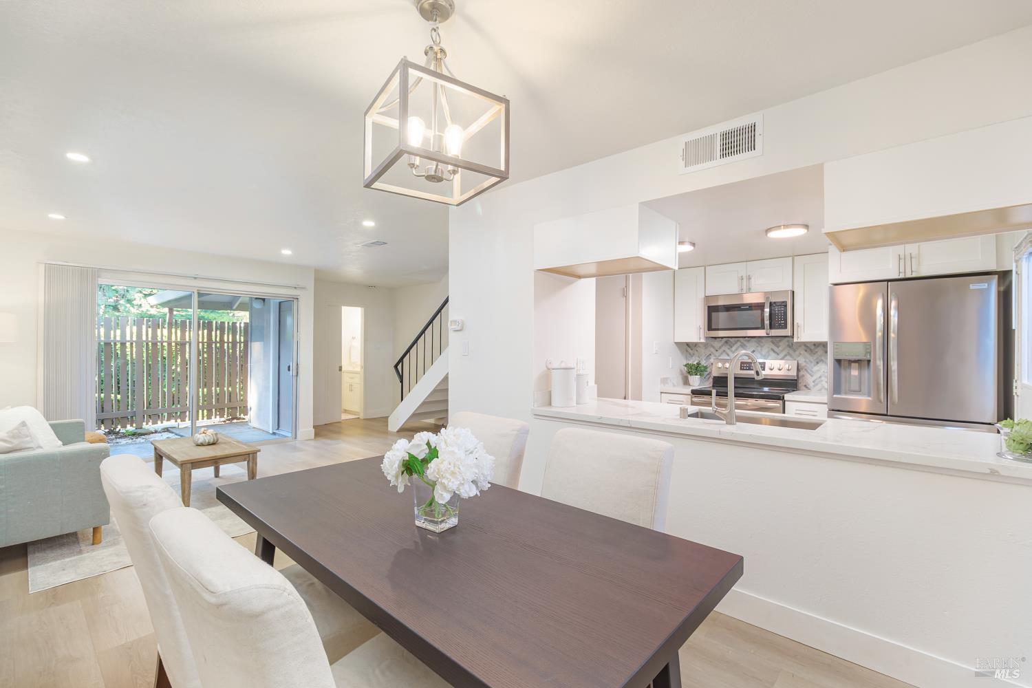 Detail Gallery Image 8 of 28 For 71 Roundtree Blvd, San Rafael,  CA 94903 - 2 Beds | 1/1 Baths