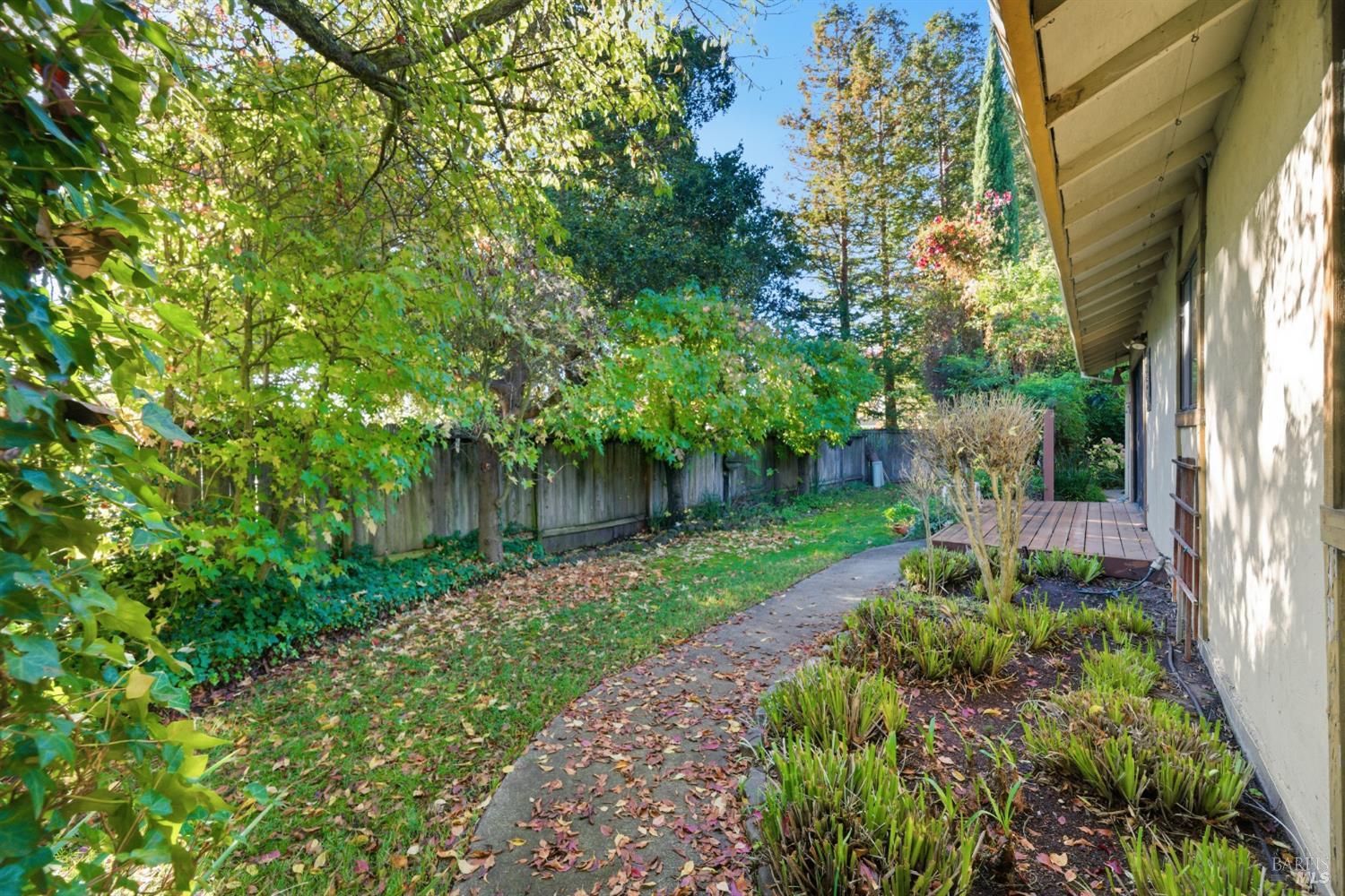Detail Gallery Image 23 of 32 For 1339 Mission Dr, Sonoma,  CA 95476 - 2 Beds | 2 Baths