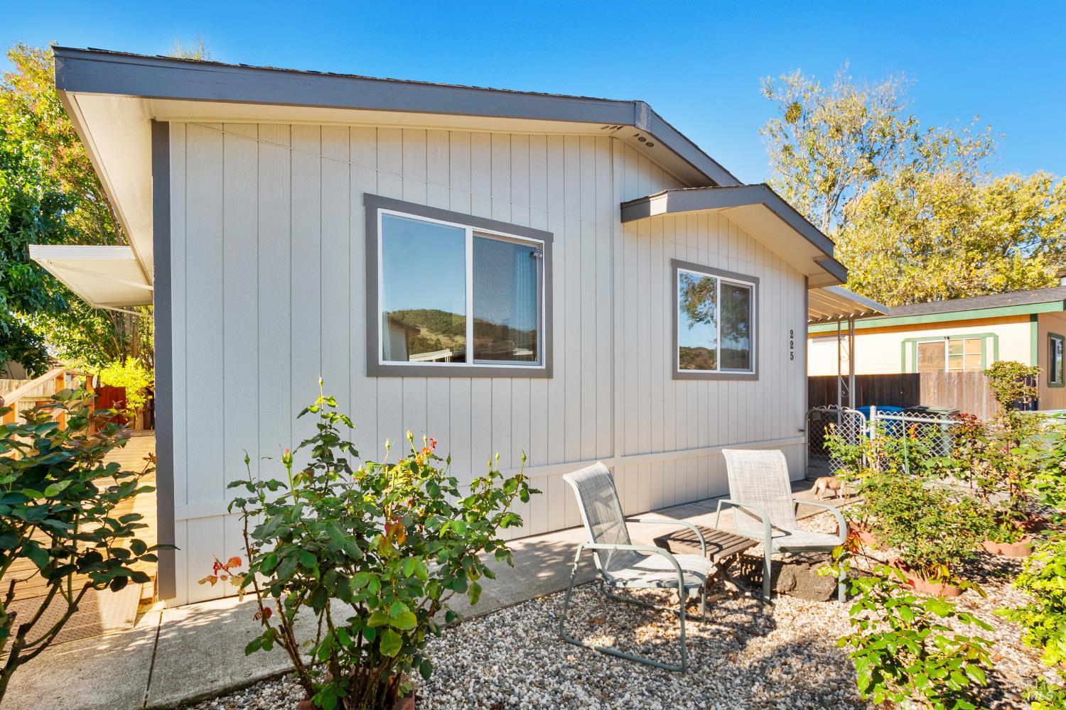 Detail Gallery Image 4 of 29 For 225 Magnolia Ave, Santa Rosa,  CA 95407 - 3 Beds | 2 Baths