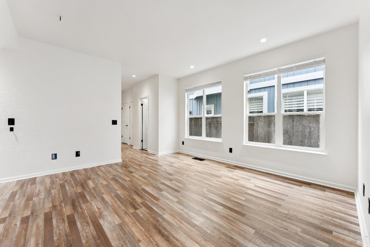 Detail Gallery Image 6 of 37 For 686 Santa Ana Cir, Santa Rosa,  CA 95404 - 3 Beds | 2/1 Baths