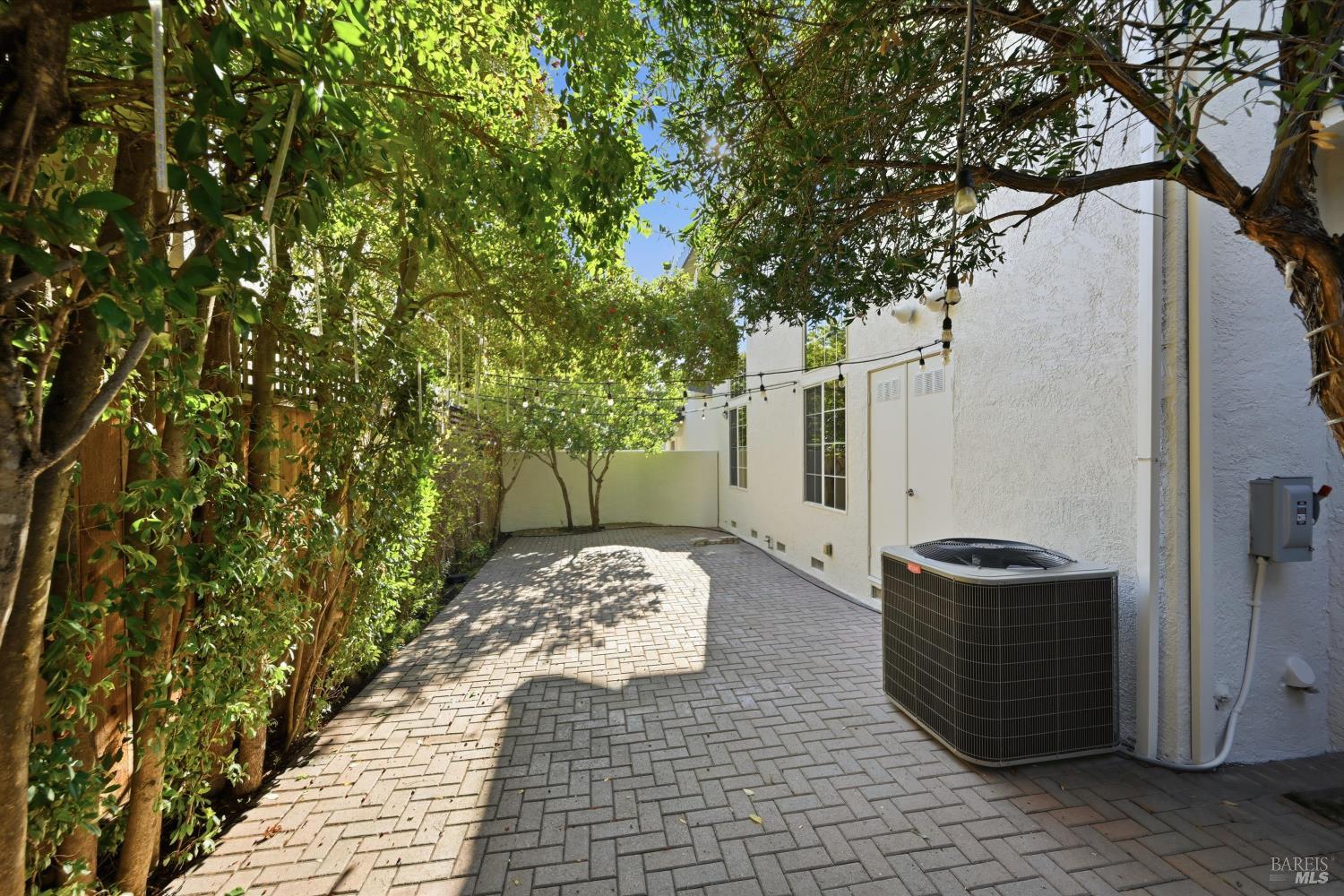 Detail Gallery Image 20 of 53 For 28 S Newport Dr, Napa,  CA 94559 - 5 Beds | 3 Baths