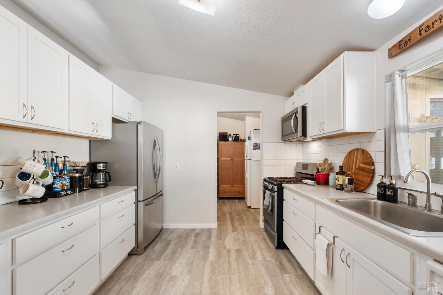 Detail Gallery Image 13 of 29 For 225 Magnolia Ave, Santa Rosa,  CA 95407 - 3 Beds | 2 Baths