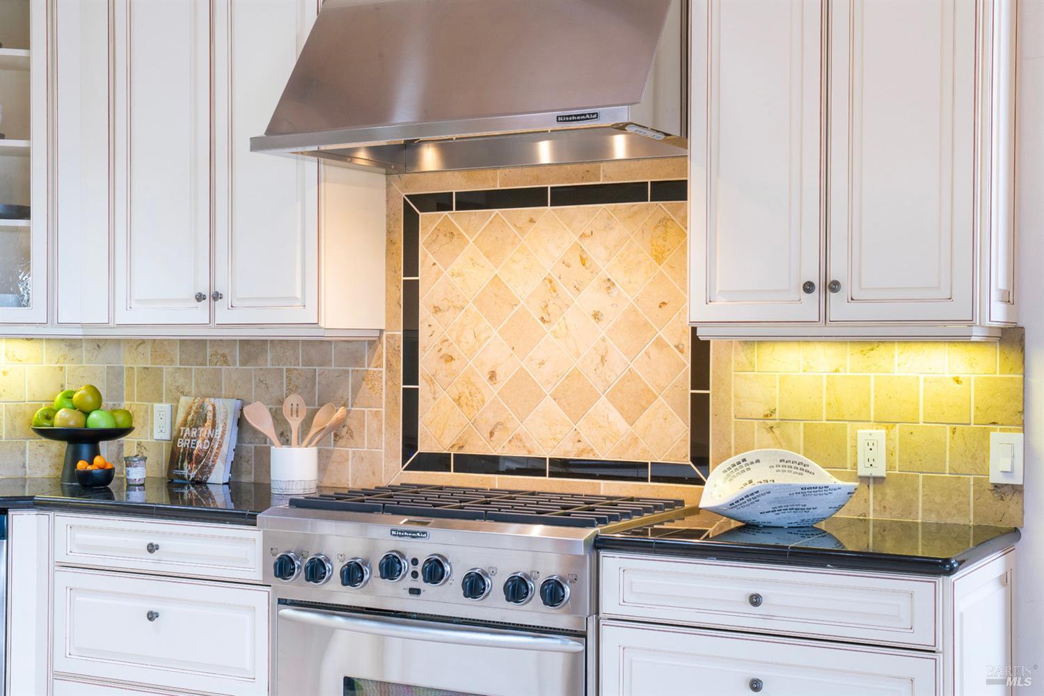 Detail Gallery Image 13 of 39 For 522 Meadowood Ln, Saint Helena,  CA 94574 - 2 Beds | 3 Baths