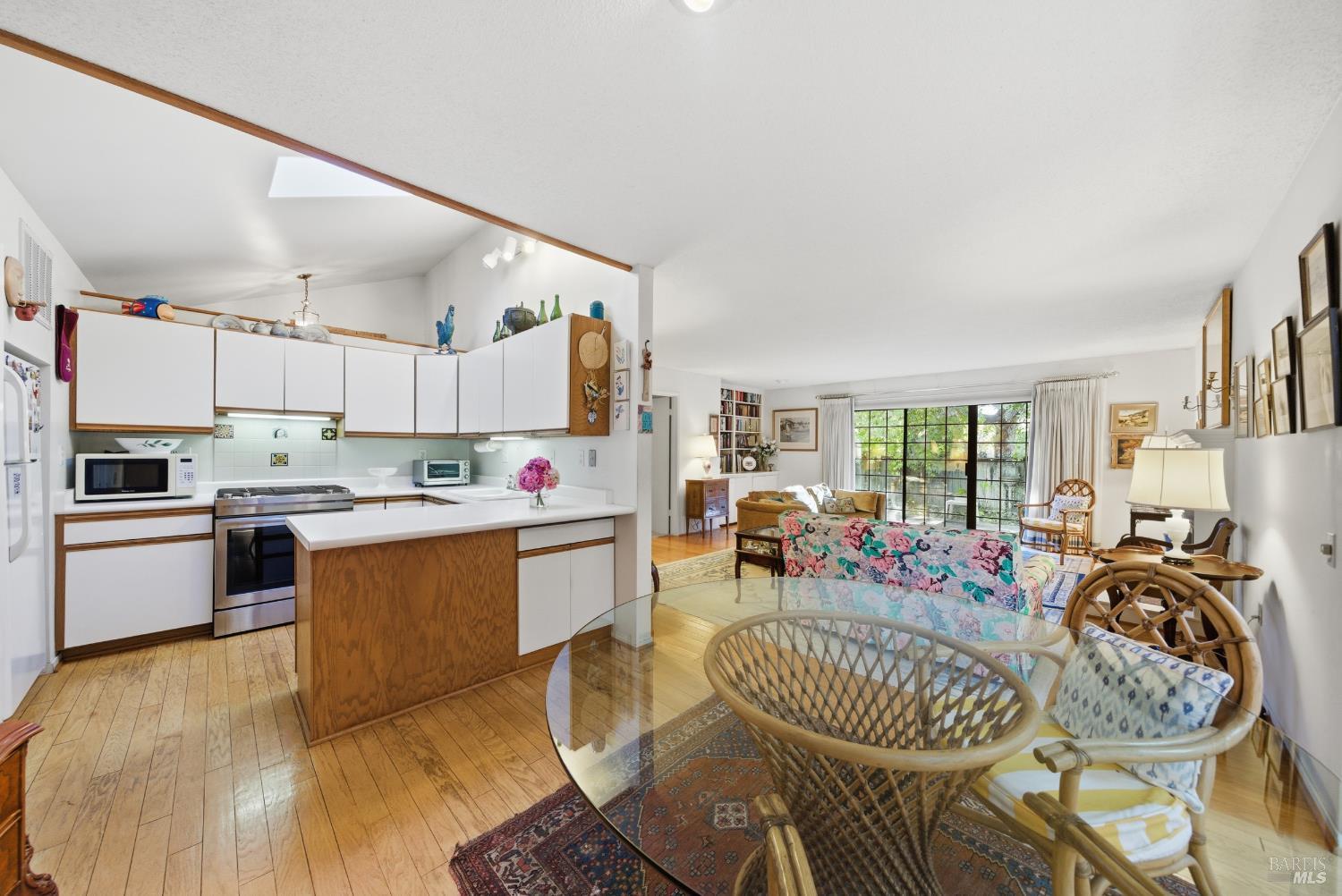 Detail Gallery Image 11 of 32 For 1339 Mission Dr, Sonoma,  CA 95476 - 2 Beds | 2 Baths