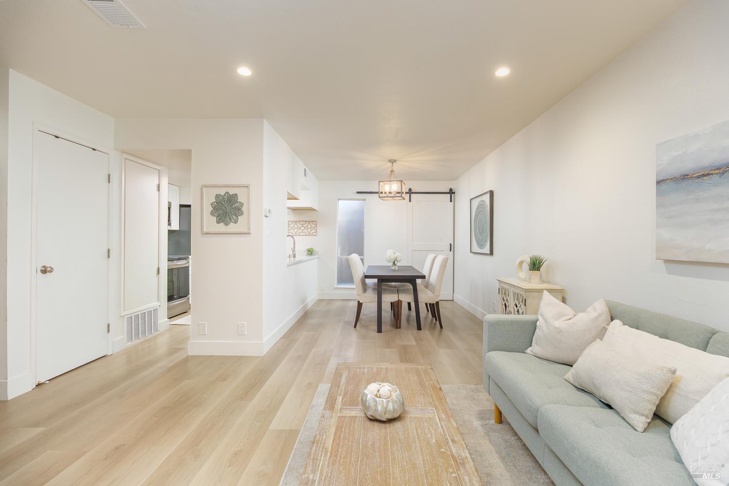 Detail Gallery Image 4 of 28 For 71 Roundtree Blvd, San Rafael,  CA 94903 - 2 Beds | 1/1 Baths