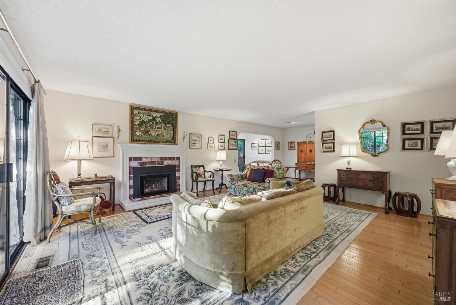 Detail Gallery Image 6 of 32 For 1339 Mission Dr, Sonoma,  CA 95476 - 2 Beds | 2 Baths