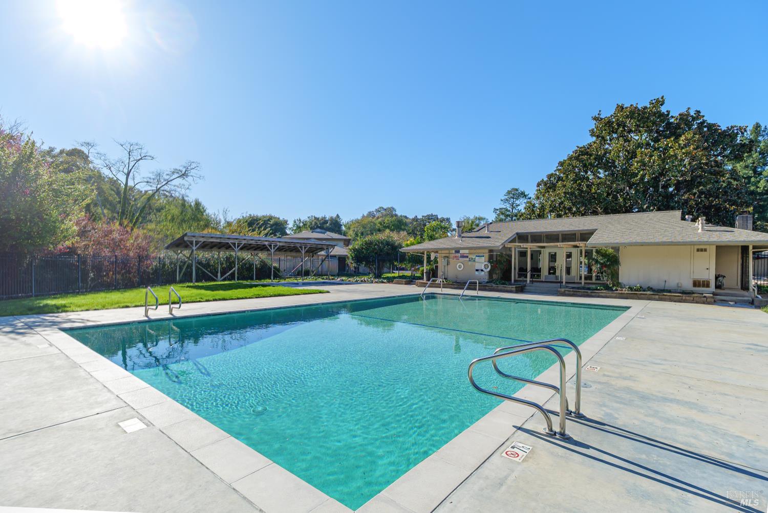 Detail Gallery Image 24 of 28 For 71 Roundtree Blvd, San Rafael,  CA 94903 - 2 Beds | 1/1 Baths