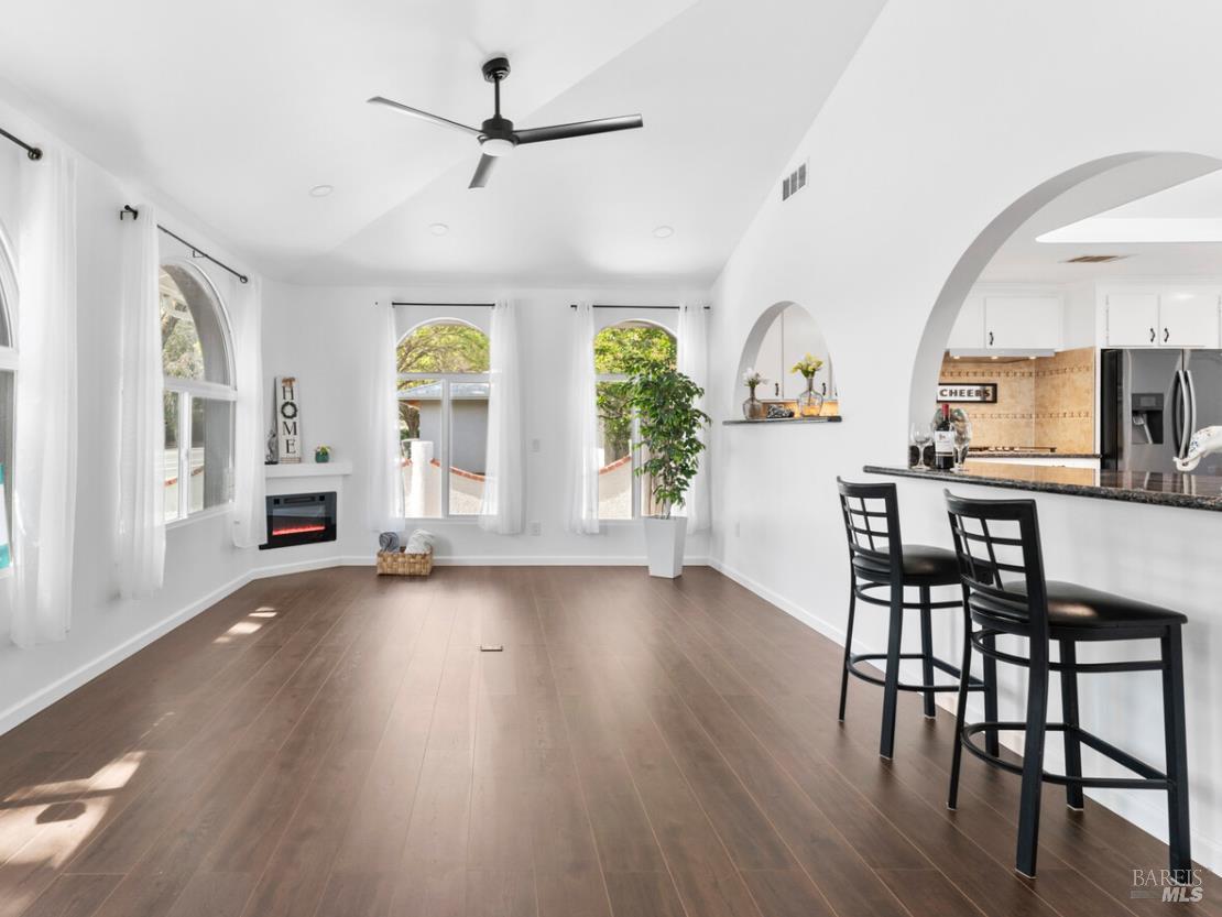 Detail Gallery Image 5 of 71 For 1649 California Dr, Vacaville,  CA 95687 - 5 Beds | 2/1 Baths