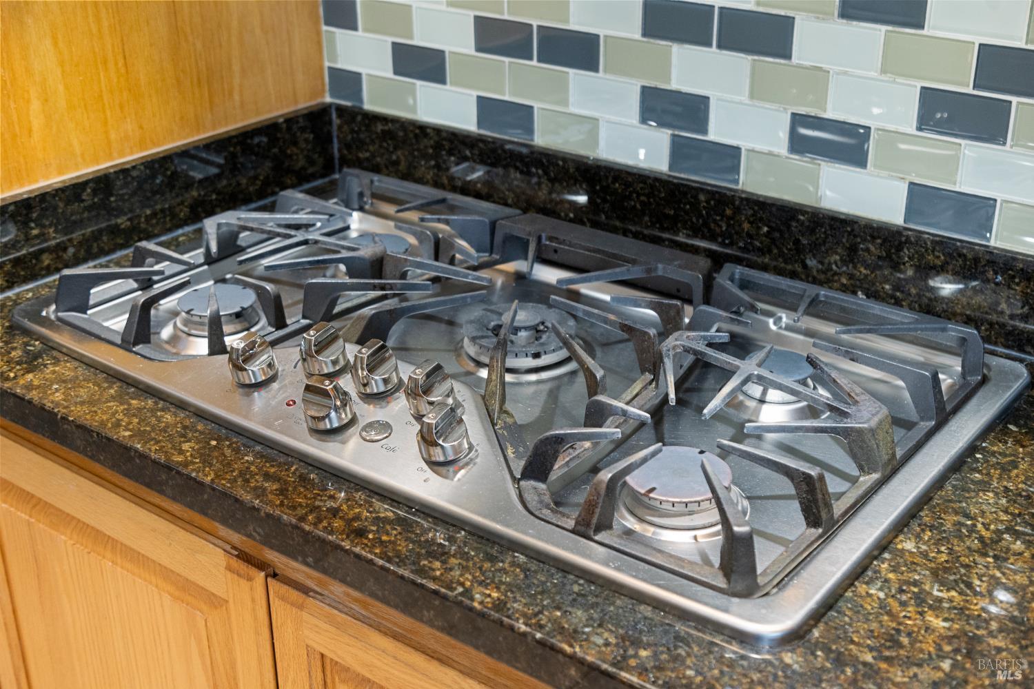 Detail Gallery Image 13 of 58 For 700 Tamarack Dr, San Rafael,  CA 94903 - 3 Beds | 2 Baths