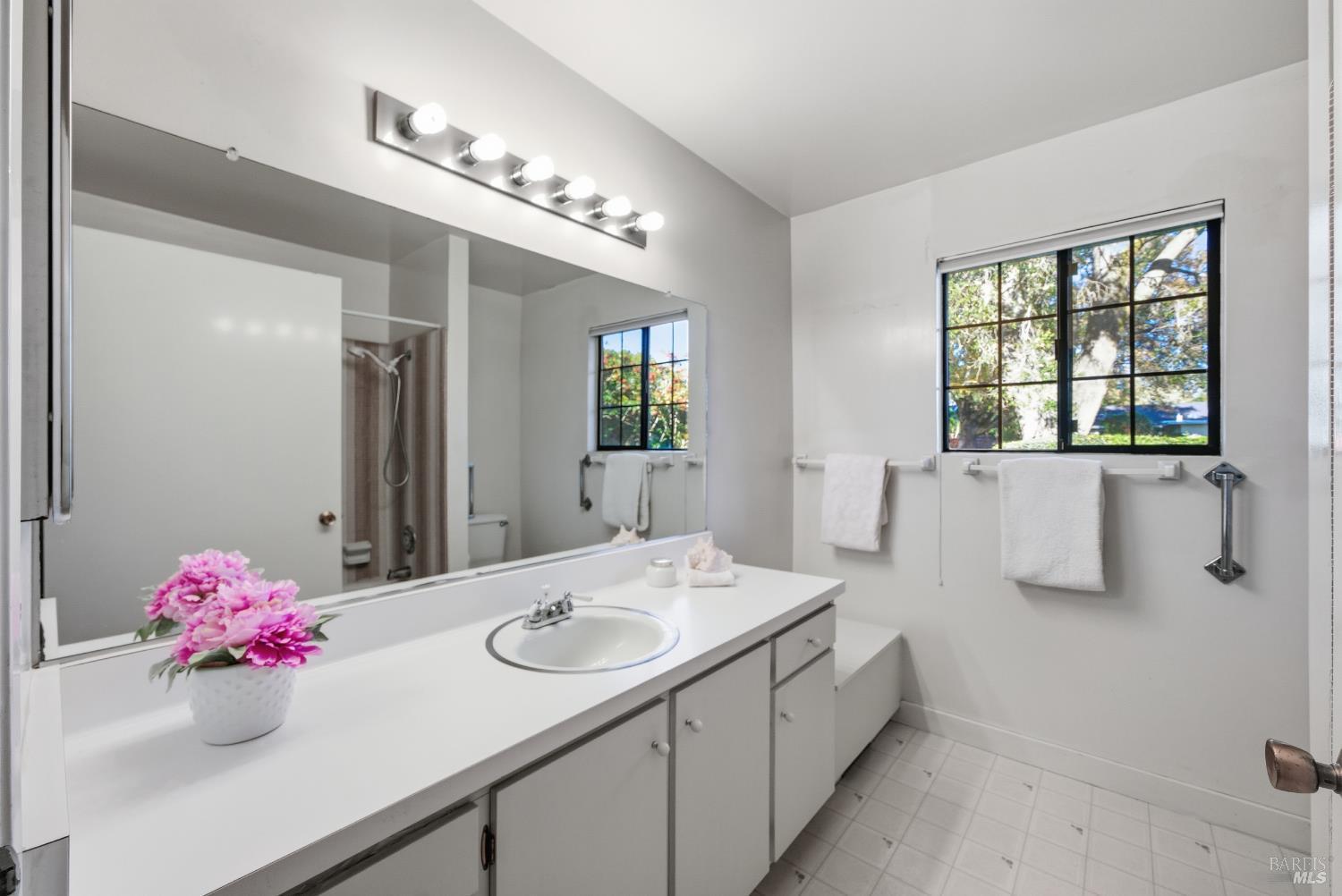 Detail Gallery Image 9 of 32 For 1339 Mission Dr, Sonoma,  CA 95476 - 2 Beds | 2 Baths