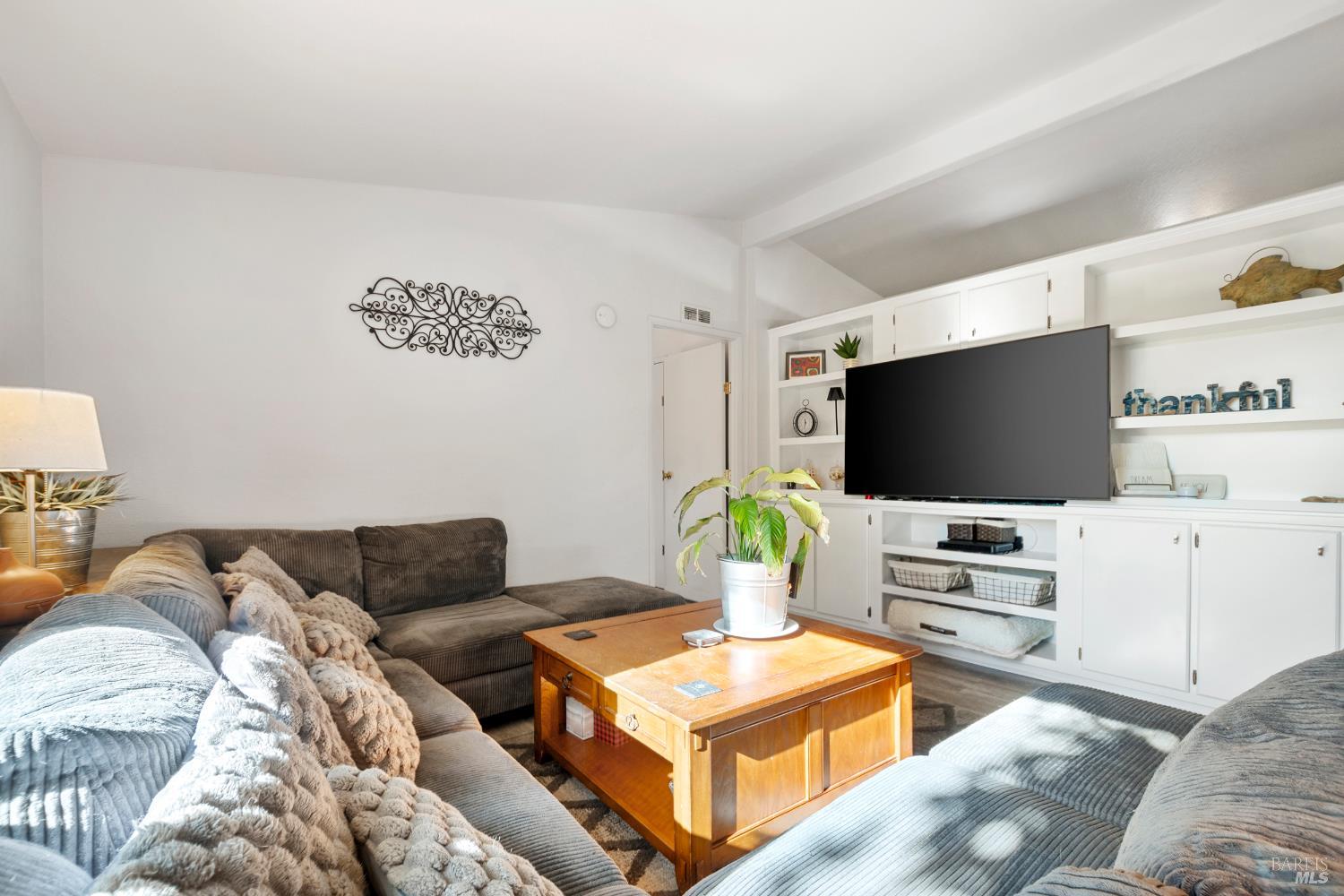 Detail Gallery Image 8 of 29 For 225 Magnolia Ave, Santa Rosa,  CA 95407 - 3 Beds | 2 Baths