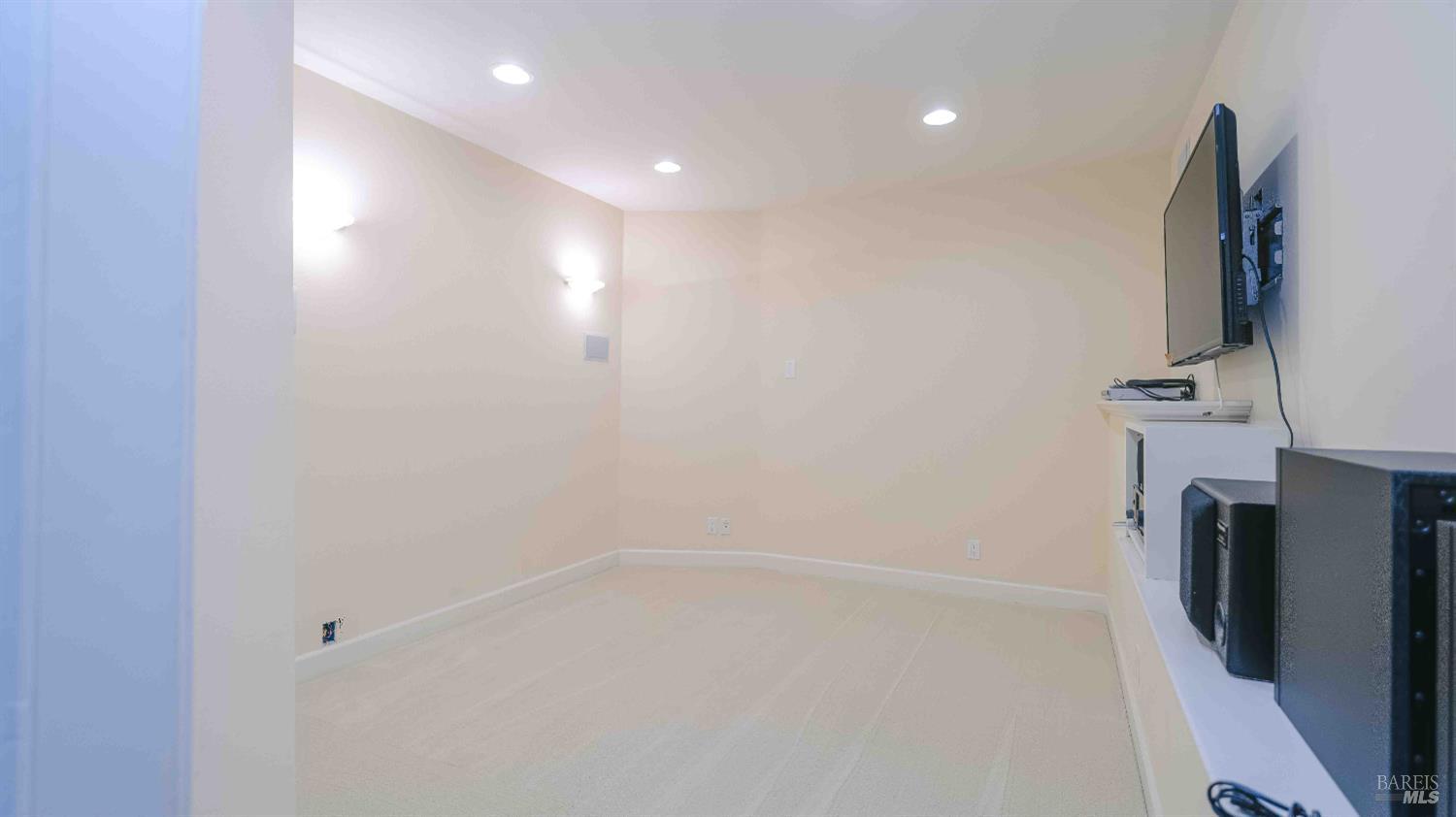 Detail Gallery Image 26 of 74 For 6 Leona Dr, San Rafael,  CA 94903 - 4 Beds | 3/1 Baths