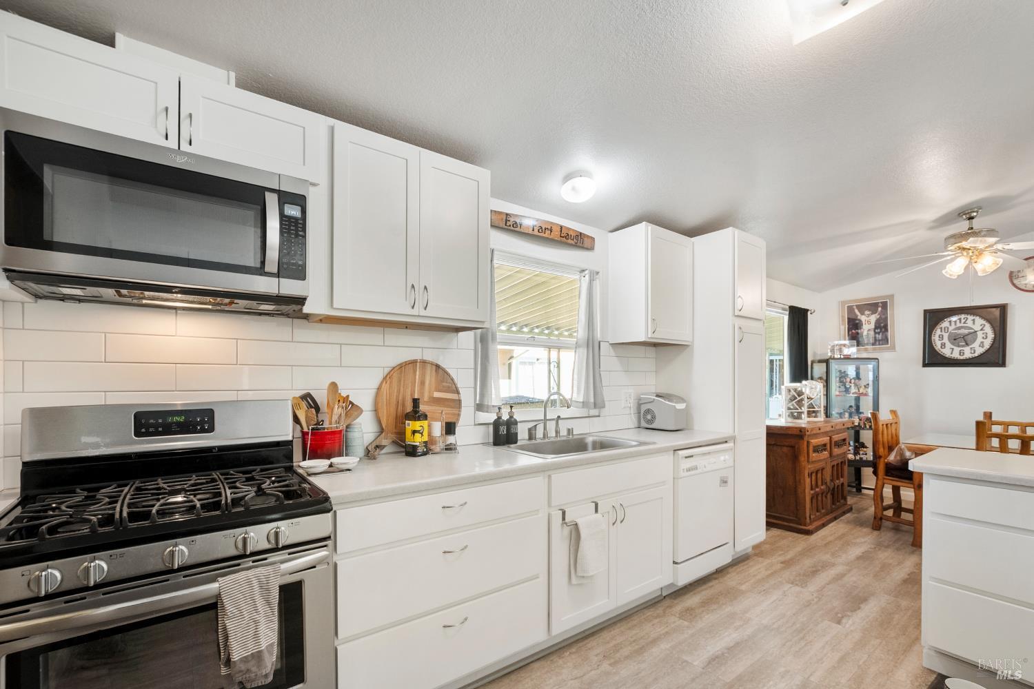 Detail Gallery Image 14 of 29 For 225 Magnolia Ave, Santa Rosa,  CA 95407 - 3 Beds | 2 Baths