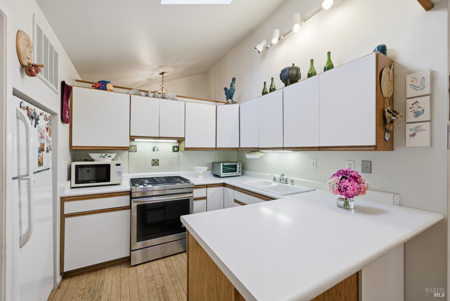 Detail Gallery Image 12 of 32 For 1339 Mission Dr, Sonoma,  CA 95476 - 2 Beds | 2 Baths