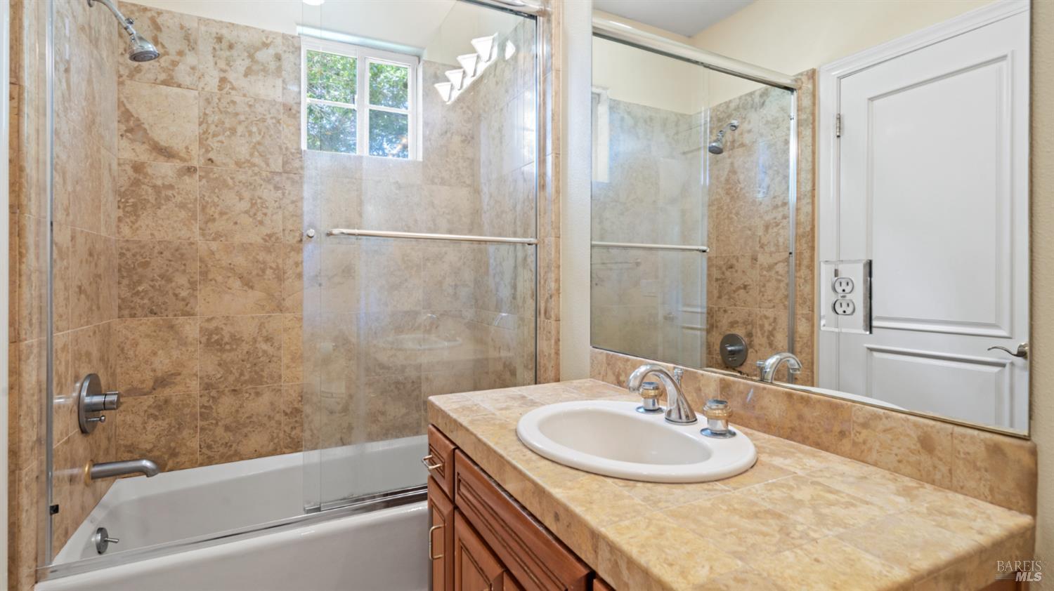 Detail Gallery Image 24 of 74 For 6 Leona Dr, San Rafael,  CA 94903 - 4 Beds | 3/1 Baths