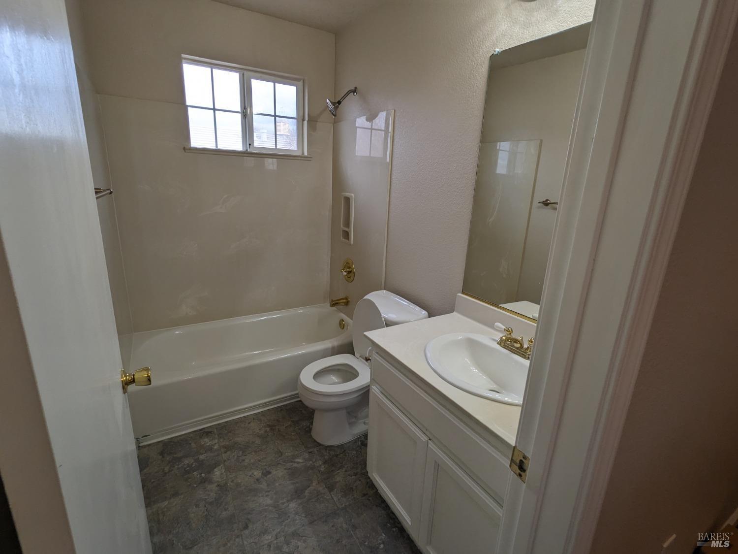 Detail Gallery Image 8 of 15 For 702 Daniels Ave, Vallejo,  CA 94590 - 5 Beds | 2/1 Baths