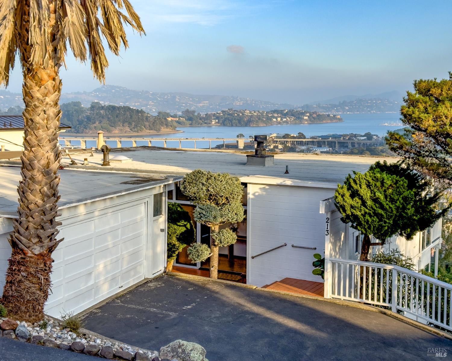 Detail Gallery Image 6 of 51 For 213 Cleveland Ct, Mill Valley,  CA 94941 - 2 Beds | 2 Baths