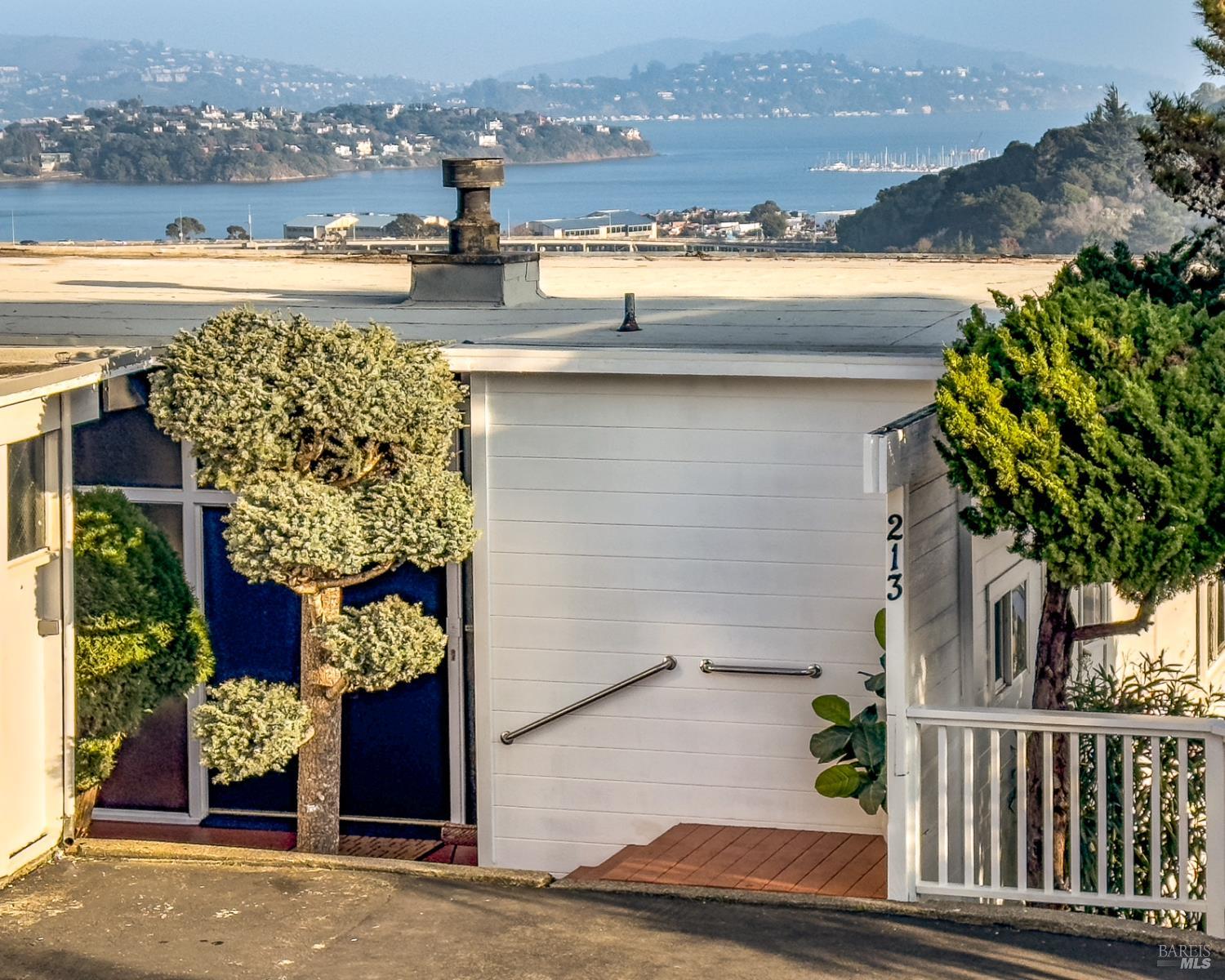 Detail Gallery Image 7 of 51 For 213 Cleveland Ct, Mill Valley,  CA 94941 - 2 Beds | 2 Baths