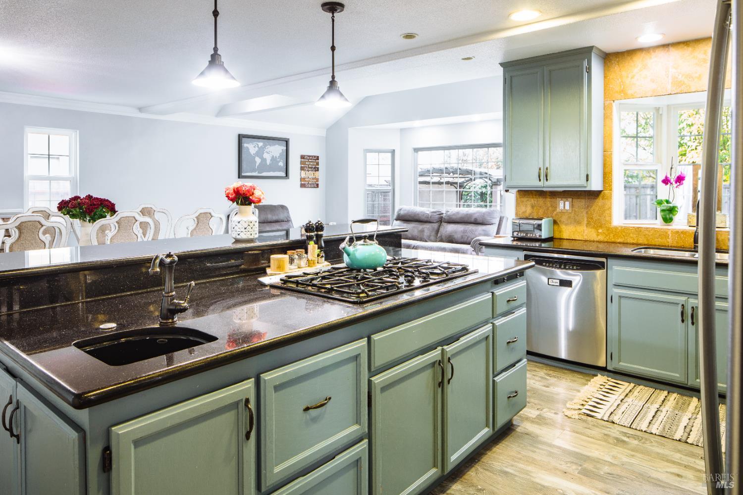 Detail Gallery Image 9 of 53 For 236 Belfiore Ln, Windsor,  CA 95492 - 4 Beds | 3 Baths