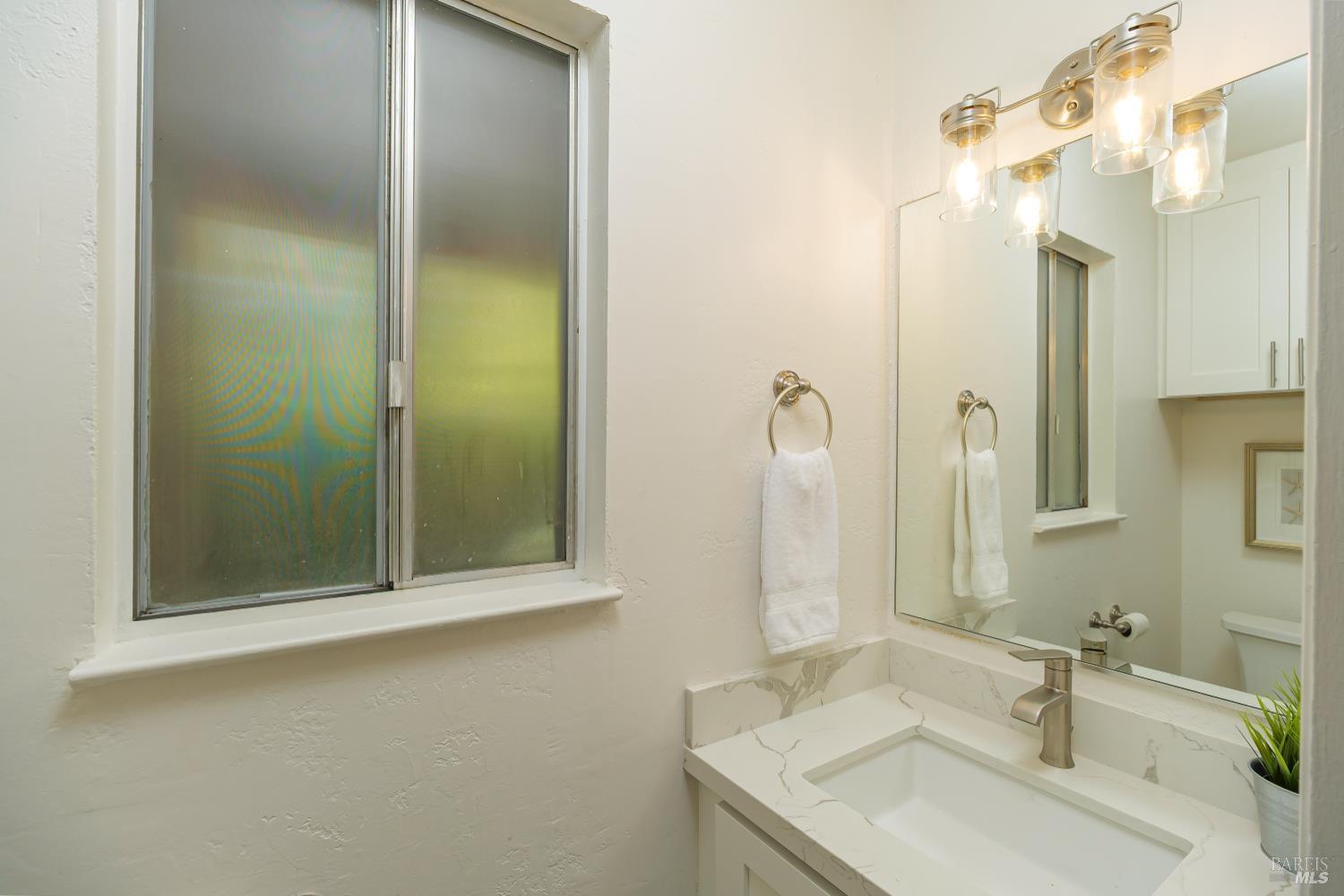 Detail Gallery Image 12 of 28 For 71 Roundtree Blvd, San Rafael,  CA 94903 - 2 Beds | 1/1 Baths