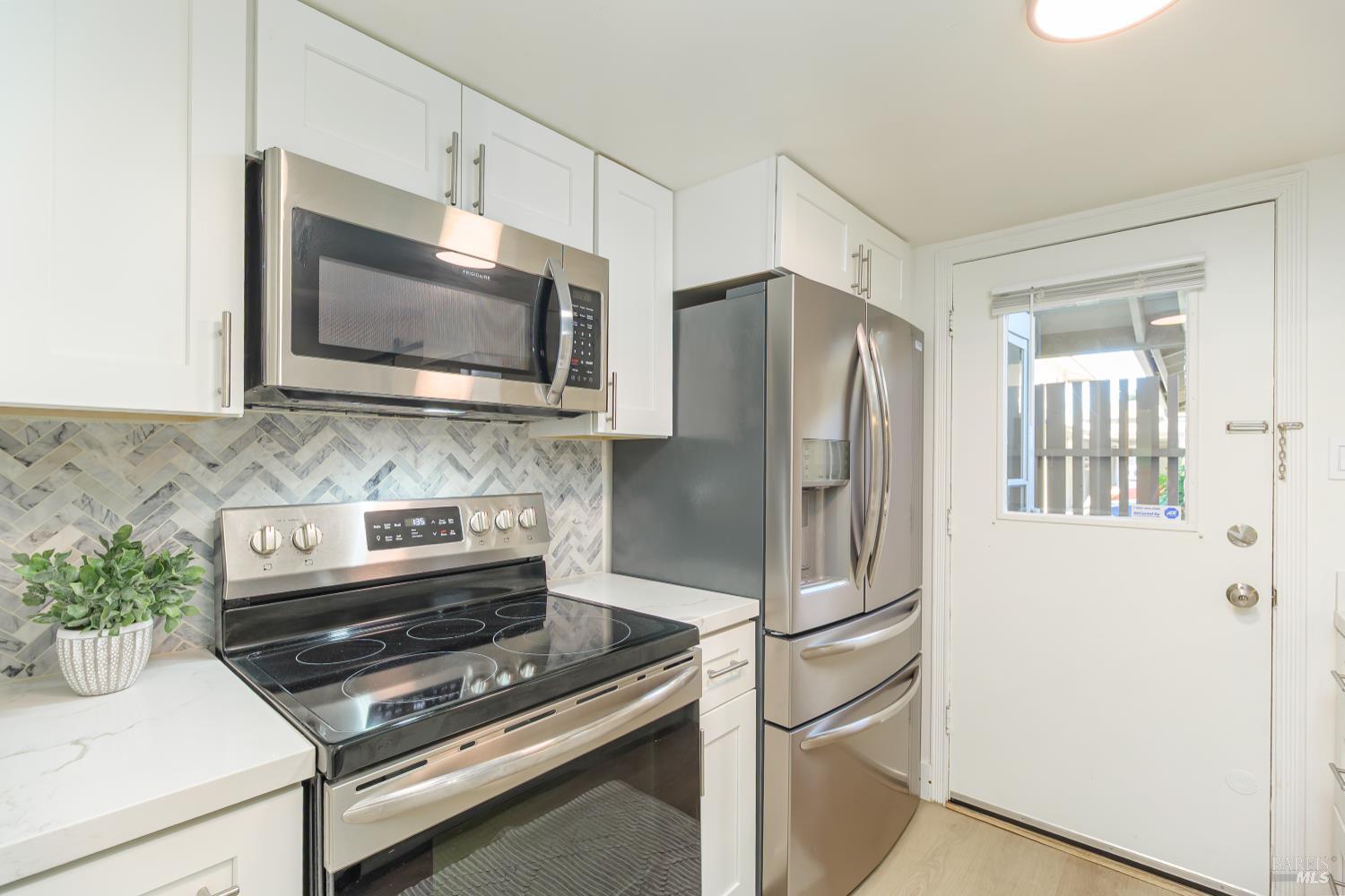 Detail Gallery Image 11 of 28 For 71 Roundtree Blvd, San Rafael,  CA 94903 - 2 Beds | 1/1 Baths