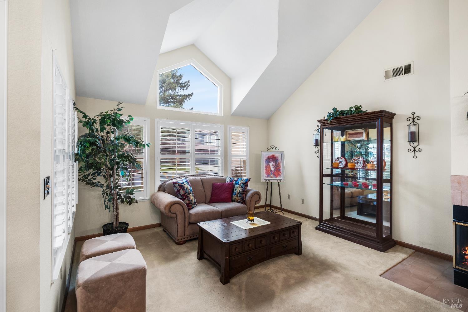 Detail Gallery Image 2 of 41 For 462 Eagle Ln, Vacaville,  CA 95687 - 3 Beds | 2 Baths