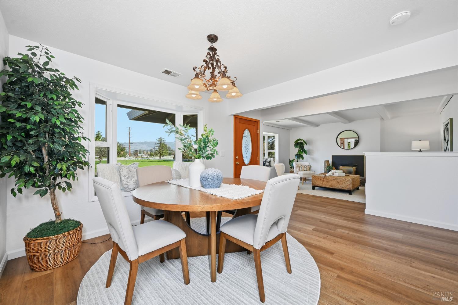 Detail Gallery Image 4 of 31 For 9125 Old Redwood Hwy, Cotati,  CA 94931 - 3 Beds | 2 Baths