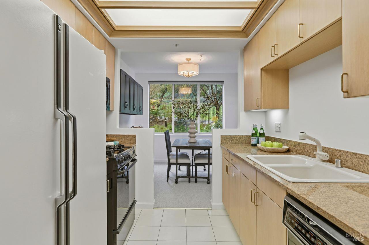 Detail Gallery Image 9 of 33 For 400 Deer Valley Rd 2f,  San Rafael,  CA 94903 - 2 Beds | 2 Baths