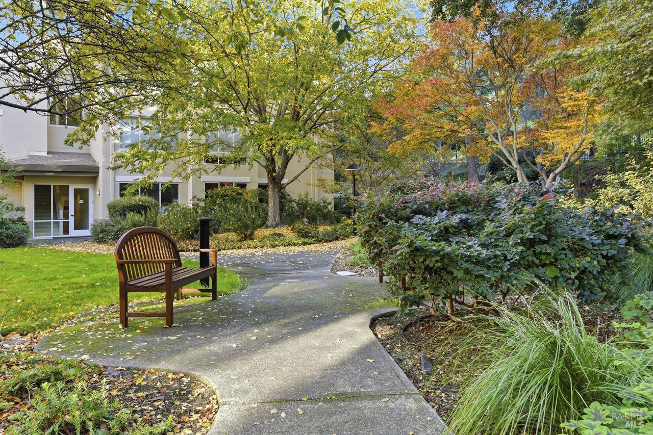 Detail Gallery Image 29 of 33 For 400 Deer Valley Rd 2f,  San Rafael,  CA 94903 - 2 Beds | 2 Baths