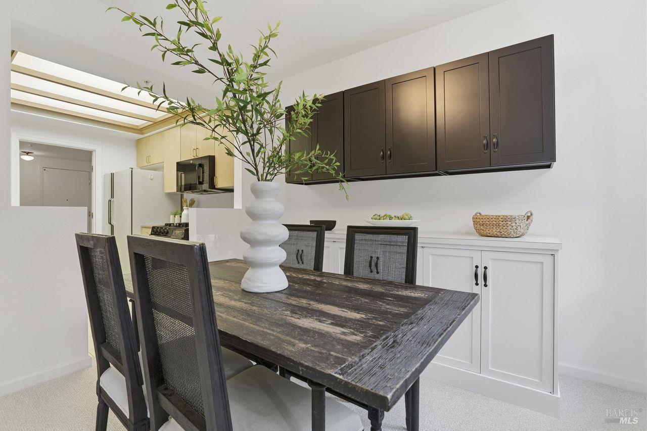 Detail Gallery Image 4 of 33 For 400 Deer Valley Rd 2f,  San Rafael,  CA 94903 - 2 Beds | 2 Baths