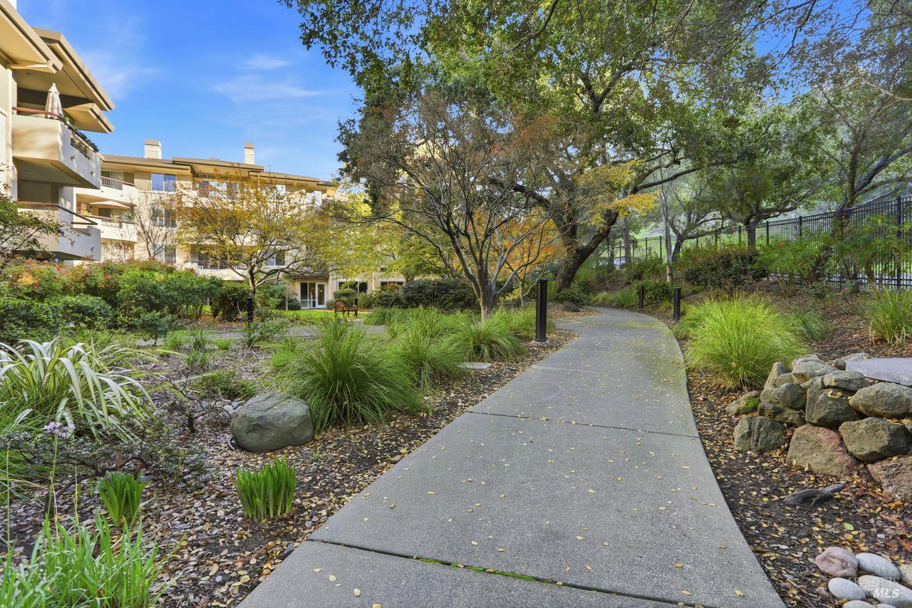 Detail Gallery Image 27 of 33 For 400 Deer Valley Rd 2f,  San Rafael,  CA 94903 - 2 Beds | 2 Baths