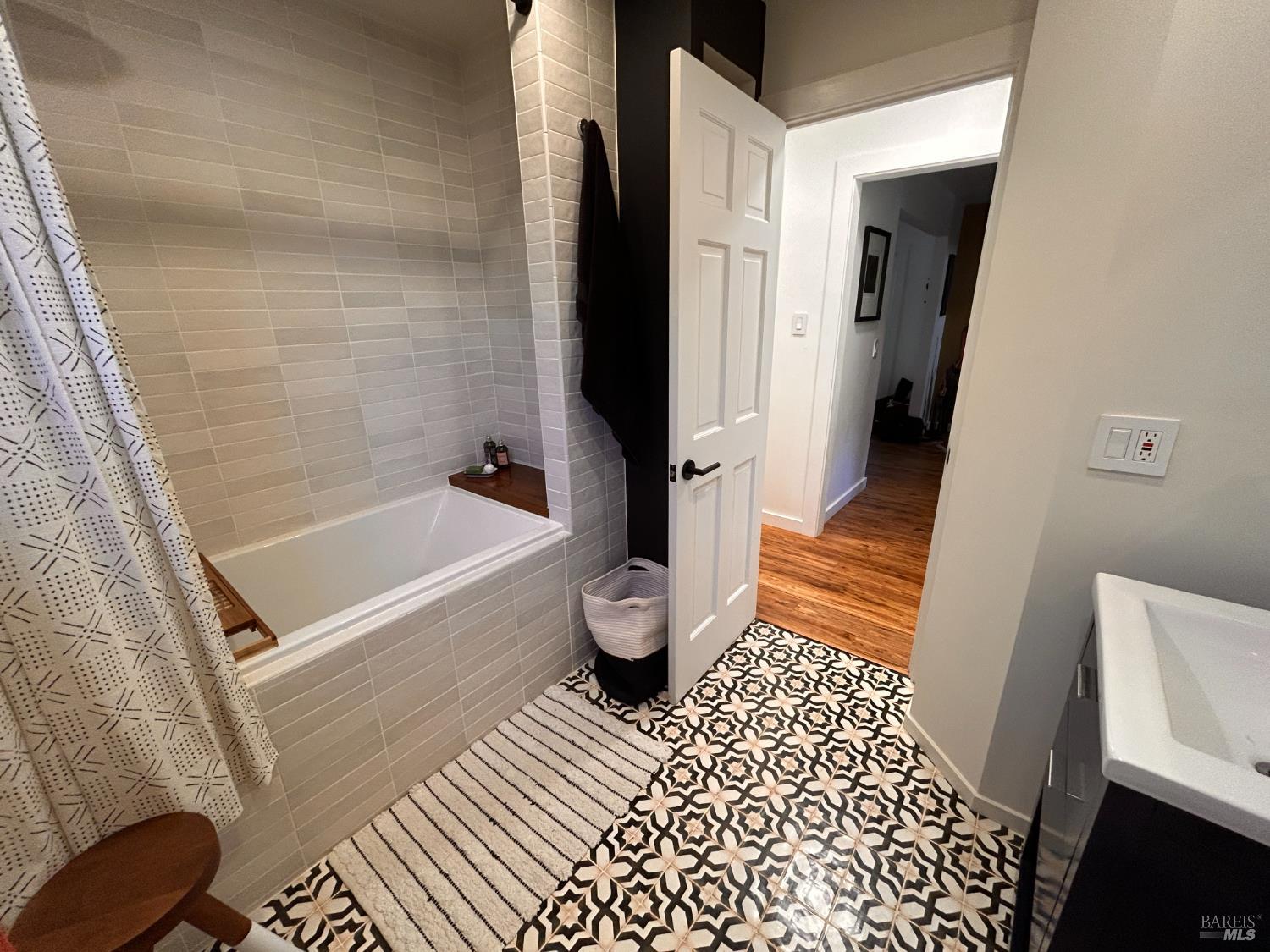 Detail Gallery Image 6 of 15 For 221 D St, San Rafael,  CA 94901 - 4 Beds | 3 Baths