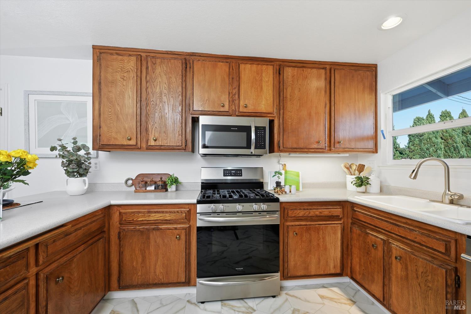 Detail Gallery Image 13 of 31 For 9125 Old Redwood Hwy, Cotati,  CA 94931 - 3 Beds | 2 Baths