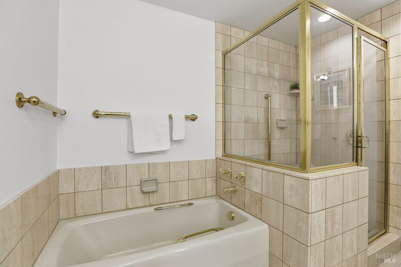 Detail Gallery Image 21 of 33 For 400 Deer Valley Rd 2f,  San Rafael,  CA 94903 - 2 Beds | 2 Baths