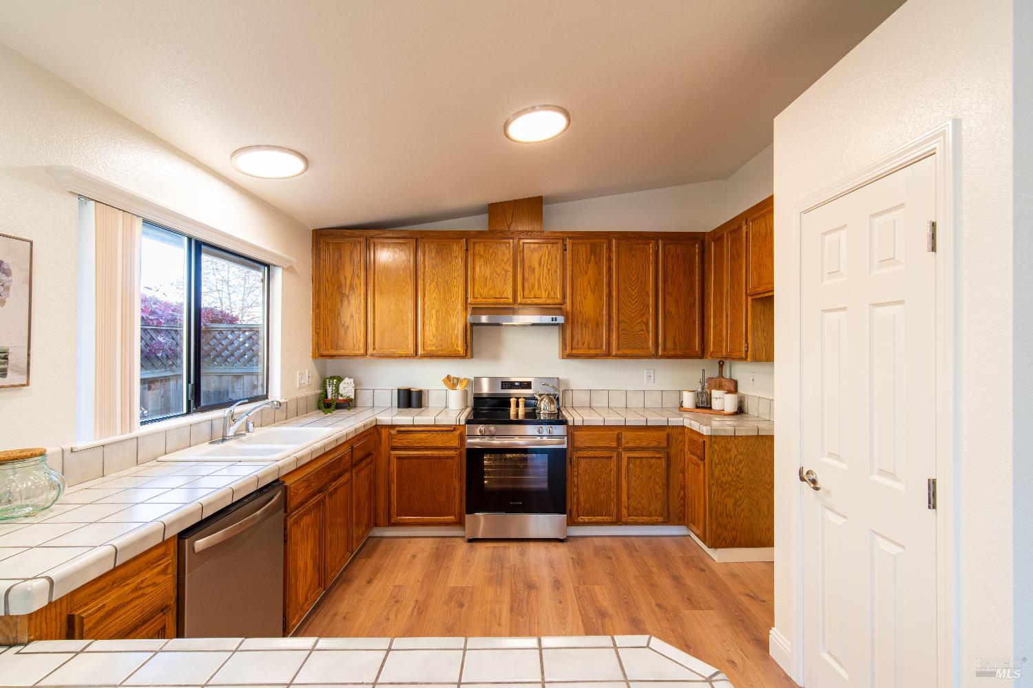 Detail Gallery Image 10 of 48 For 1416 Middlebrook Way, Rohnert Park,  CA 94928 - 3 Beds | 2 Baths