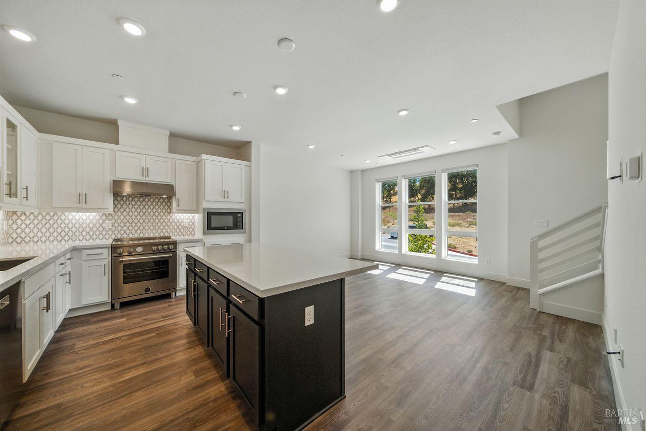 Detail Gallery Image 6 of 30 For 206 Verandah Ave, Novato,  CA 94945 - 3 Beds | 3 Baths